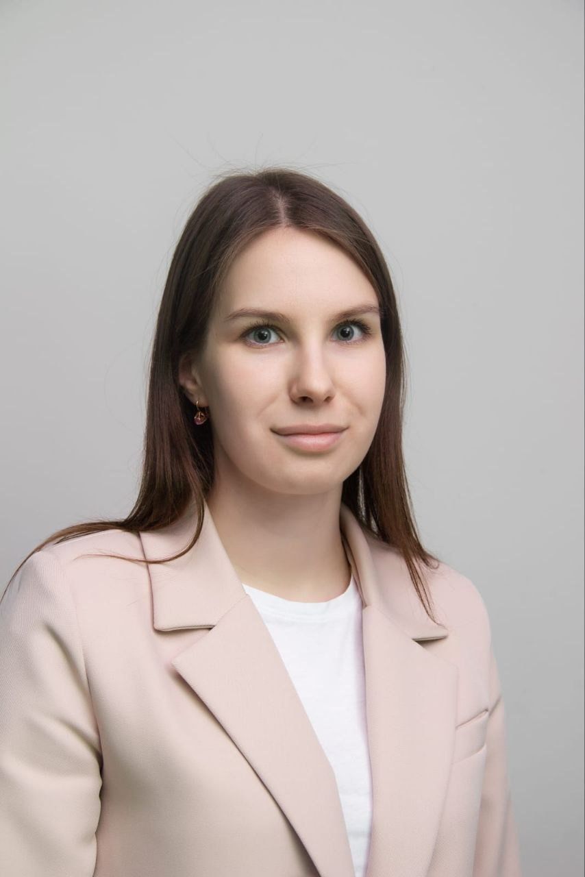 Высшее психолого-педагогическое образование. Учитель начальных классов. Логопед. Преподает ментальную арифметику и подготовку к школе. Автор научных статей в сборнике «MENDELEEV. New Generation».
